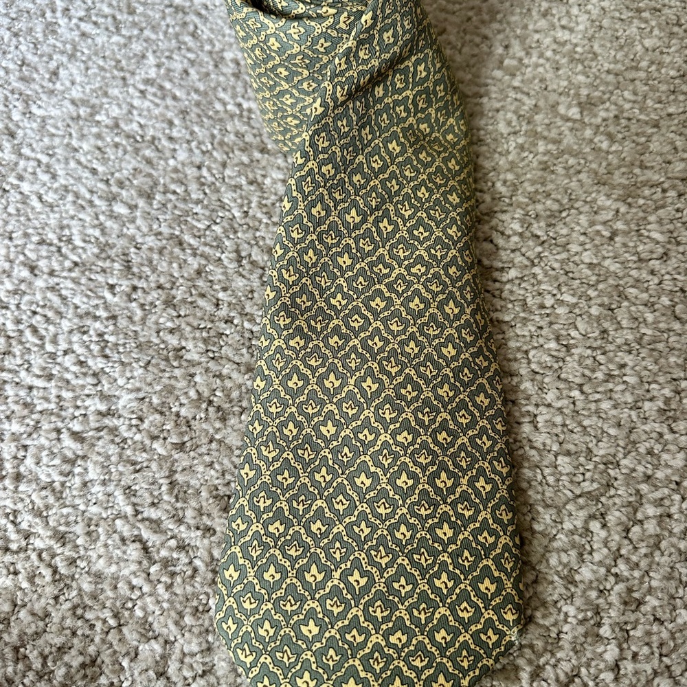 100% silk Hermes Neck Tie (mint condition)